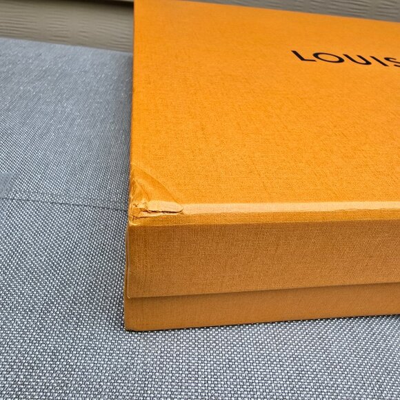 Louis Vuitton Loop Monogram - Picture 14 of 16